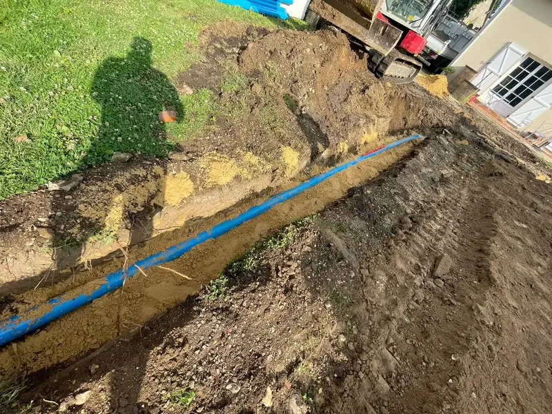 Tranchée d'adduction d'eau pour assainissement individuel dans l'Eure