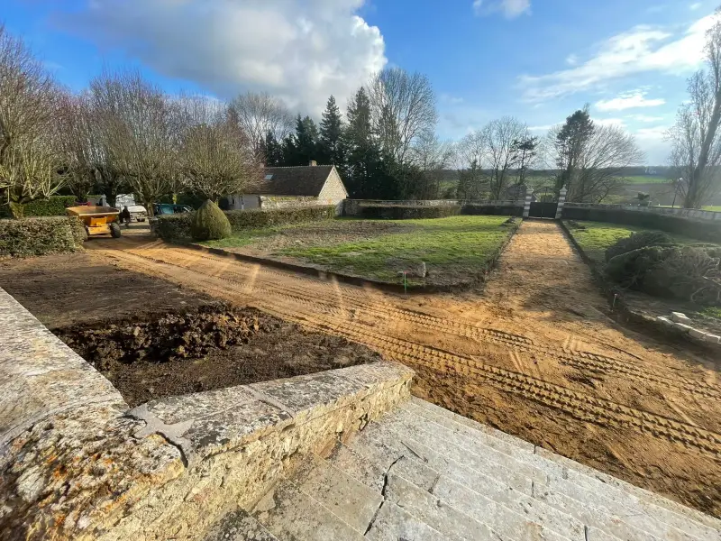 Terrassement et nivellement des abords d'une demeure dans le Vexin